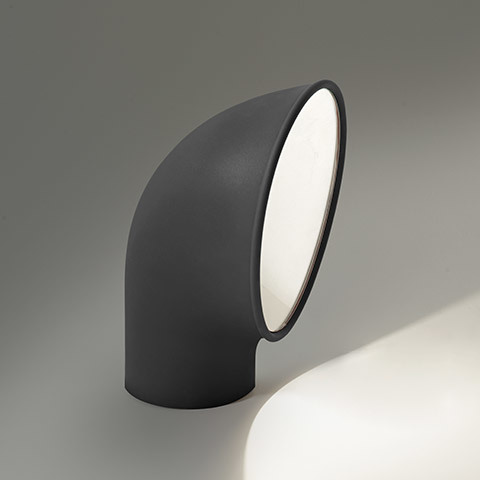 Lampada da terra Artemide Piroscafo grigio scuro, forma tubolare curva con apertura ellittica angolata che proietta luce verso il basso
