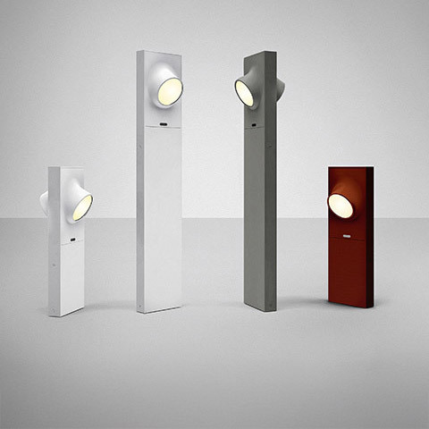 Lampade da terra Artemide Ciclope in quattro versioni: due bianche e due grigio-rosse, paletti rettangolari con un unico faretto LED rotondo