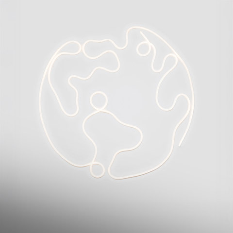 Lampada da parete La Linea di Artemide: un tubo LED bianco luminoso continuo a forma di globo terrestre stilizzato su sfondo grigio chiaro