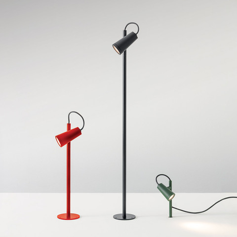 Lampade Artemide Conus in tre versioni: lampada da tavolo rossa, alta lampada da terra nera e faretto basso verde, tutte con testa cilindrica orientabile