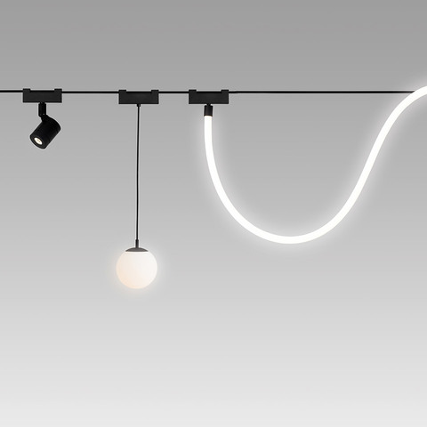 Sistema a binario Artemide Funivia Architectural Outdoor con faretto, sospensione a globo opale e striscia LED flessibile su guida nera