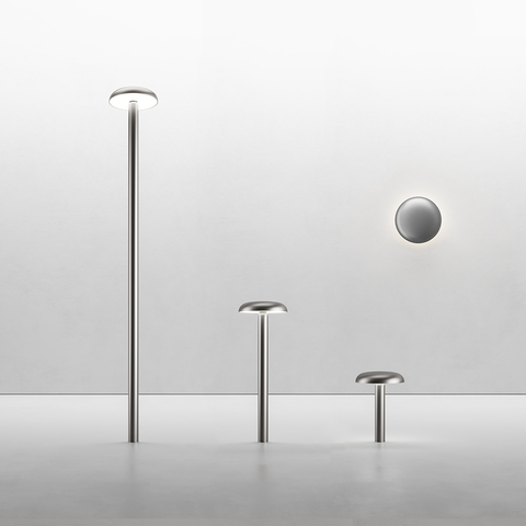 Collezione Artemide Knop: tre luci da esterno a paletto di altezze graduate e un'applique da parete, tutte in alluminio spazzolato con teste a disco