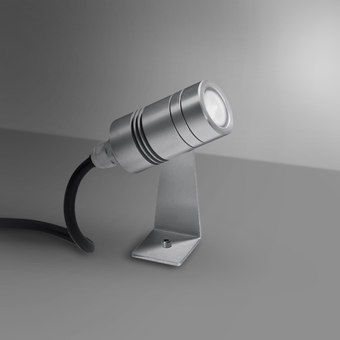 Faretto LED compatto Artemide Minispot in alluminio argento, montato su staffa angolata, con fascio di luce concentrato