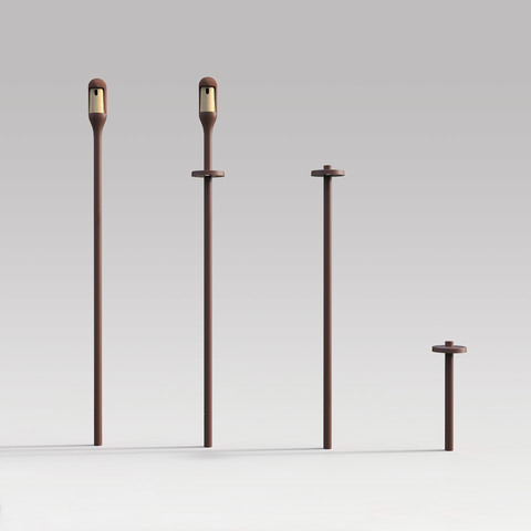 Lampade da esterno Artemide Needoo su palo in quattro altezze, finitura marrone scuro, con testine LED ovali compatte su fusti snelli