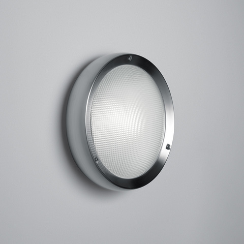 Lampada da parete/soffitto rotonda Artemide Niki con diffusore bianco texturizzato e anello cromato lucido, per uso interno ed esterno