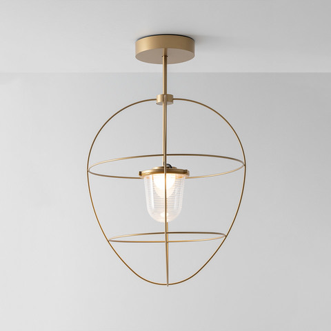 Lampada da soffitto Artemide Nottola: struttura ovale in ottone spazzolato con due anelli che racchiudono un diffusore in vetro nervato su stelo centrale