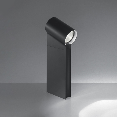 Lampada da esterno Artemide Oblique grigio scuro con testa cilindrica LED inclinata che proietta un fascio concentrato a terra