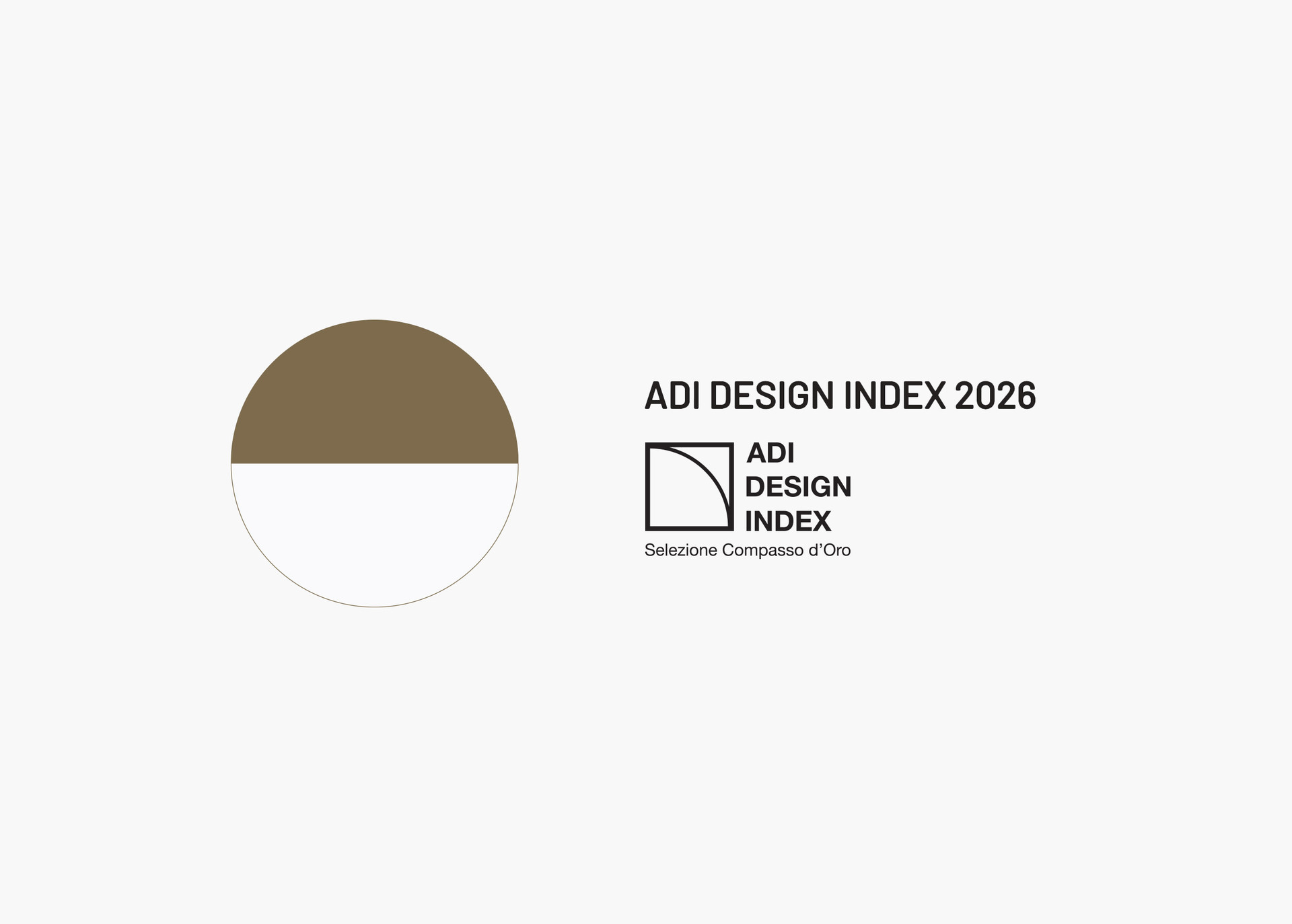 Logo della selezione ADI Design Index 2026 con emblema a cerchio metà oro e metà bianco su sfondo bianco