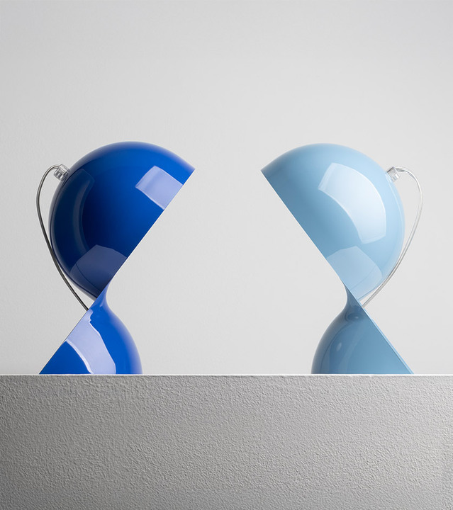 Due lampade da tavolo Dalù con diffusori in plastica blu e azzurro, posizionate di profilo su sfondo neutro.