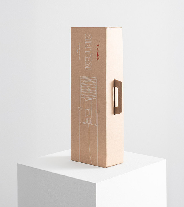 Scatola del packaging di Sintesi in cartone con grafica bianca, su sfondo chiaro.
