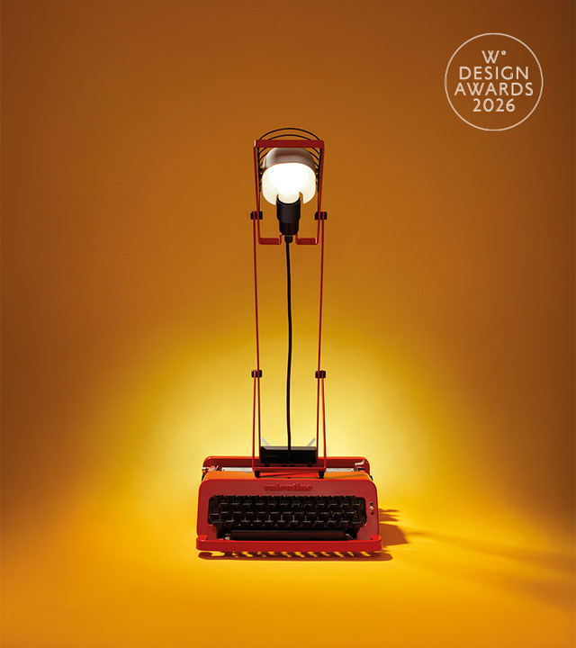 Sintesi rossa su sfondo giallo, fotografata da Pierpaolo Ferrari, con macchina da scrivere Valentine rossa e logo del Wallpaper* Design Award.