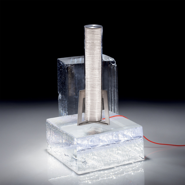 Criosfera, una luce che emerge dal ghiaccio come simbolo di equilibrio tra natura e innovazione.