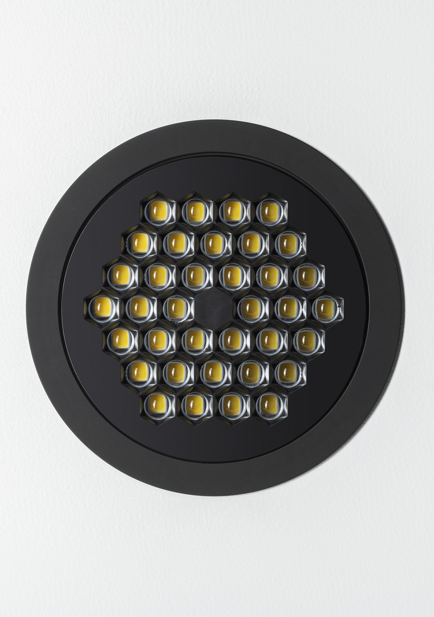 Faretto da incasso rotondo nero con 30 moduli LED esagonali bianco caldo disposti in una griglia circolare.