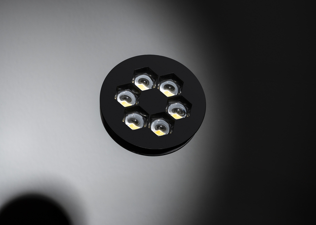 Dettaglio del modulo luminoso Helgoland, dove la tecnologia della luce diventa elemento di design essenziale.