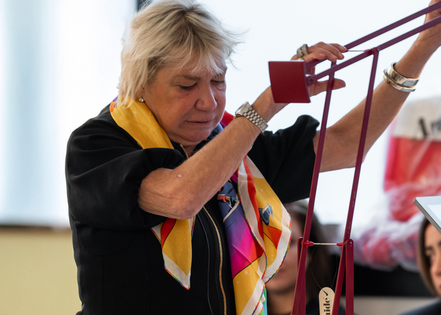 Immagine di Carlotta de Bevilacqua, Presidente e CEO di Artemide, con la lampada Tizio.