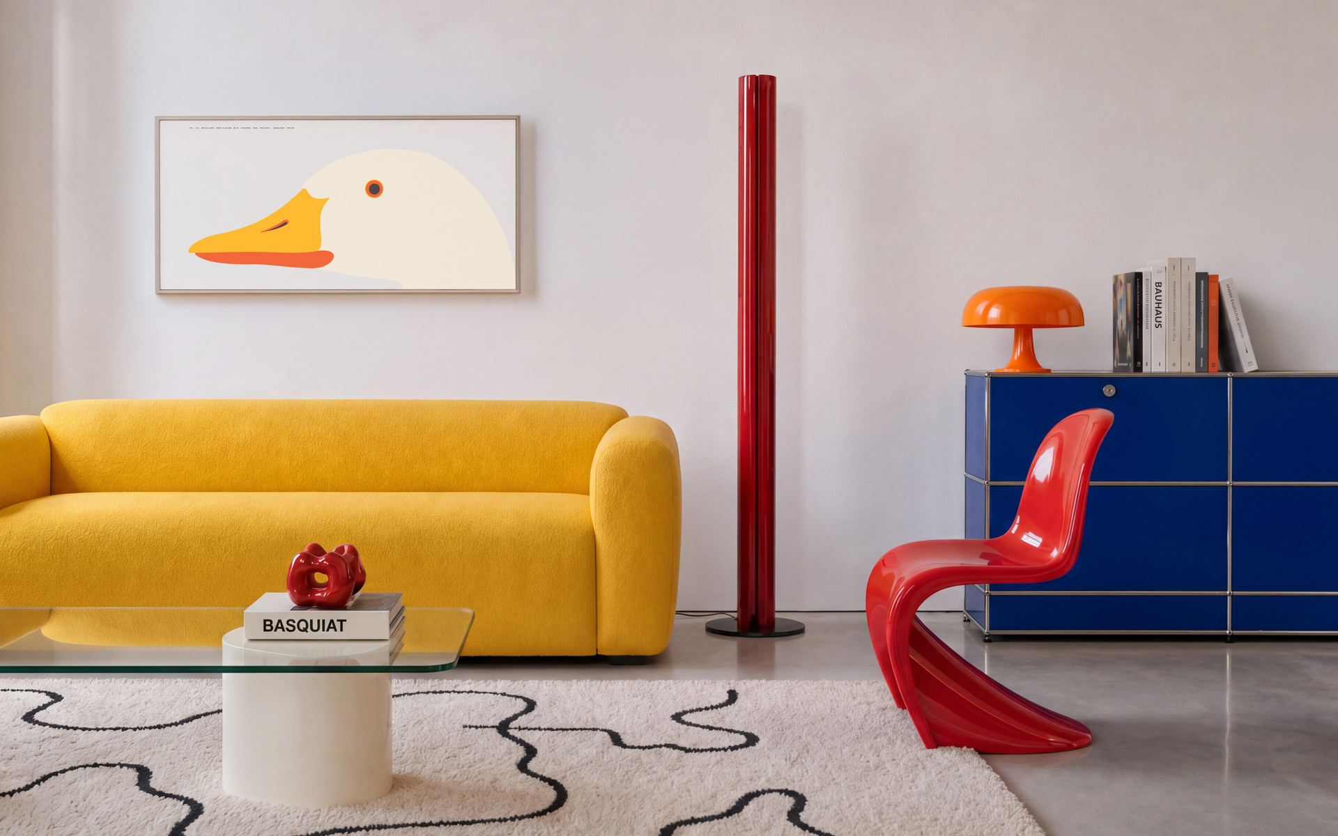 Soggiorno moderno con lampada da terra rossa Artemide, divano giallo, sedia Panton rossa, lampada da tavolo arancione a fungo su credenza blu