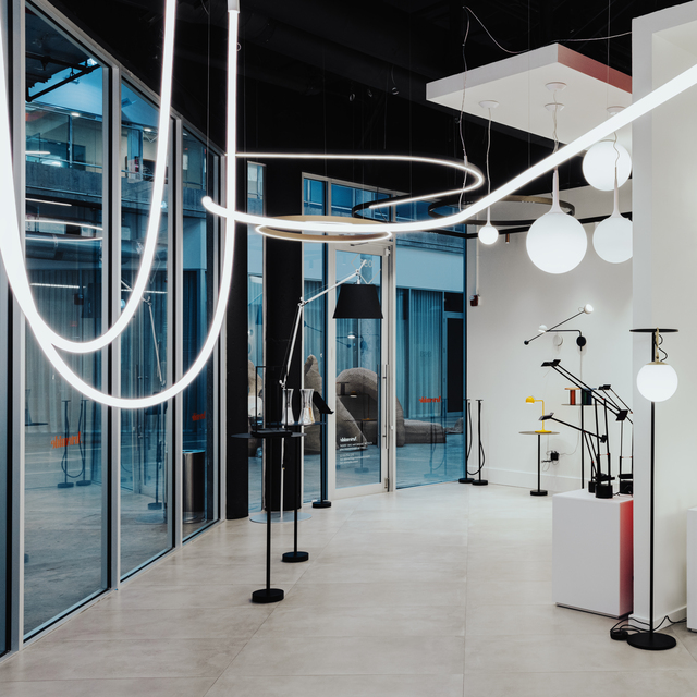 Immagine dell'interno dello showroom con vari prodotti Artemide.