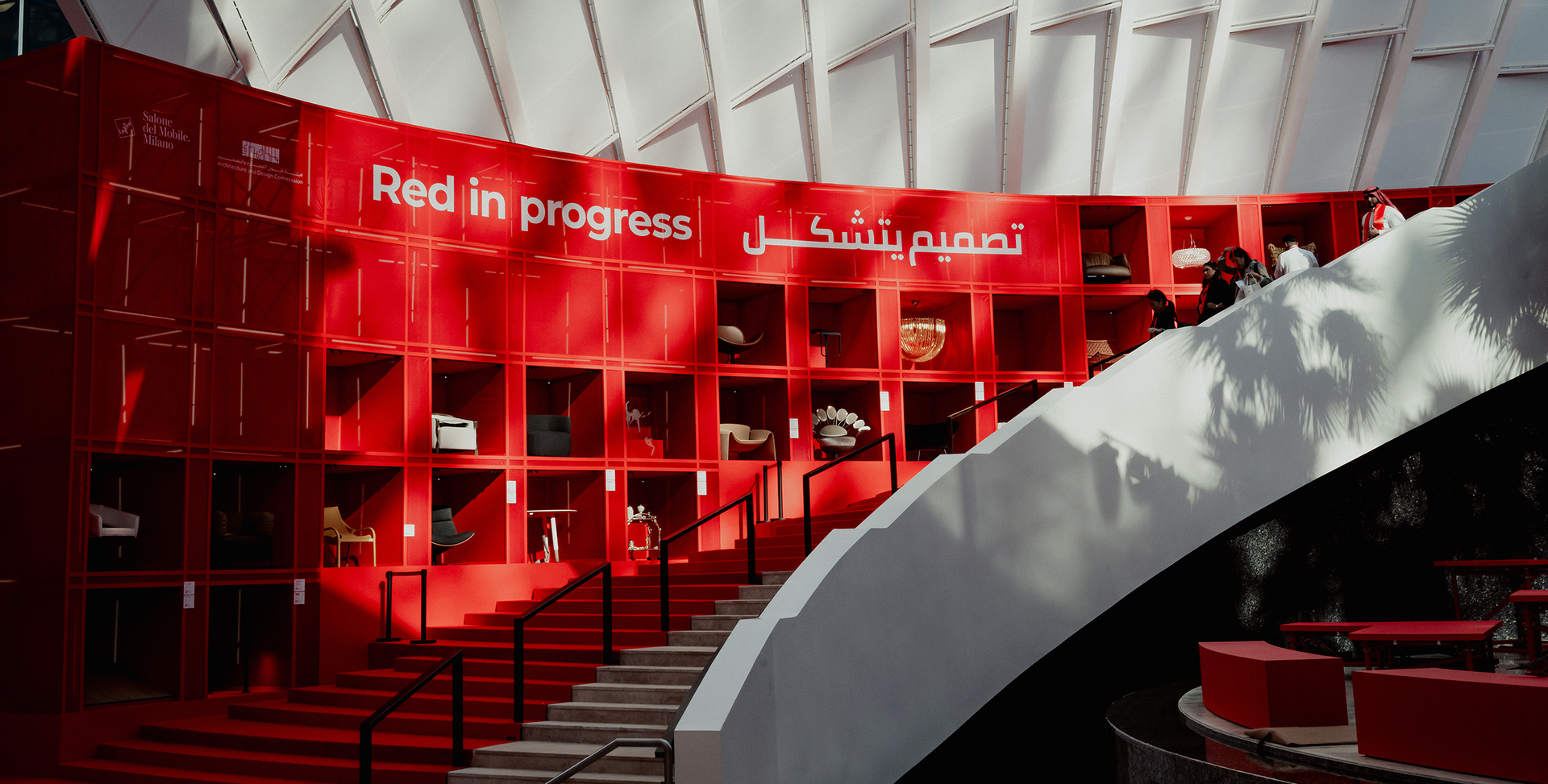 Render dell’allestimento per il Salone del Mobile.Milano a Riyadh: una struttura rossa a celle che ospita i prodotti e una scalinata rossa che ne segue il profilo.