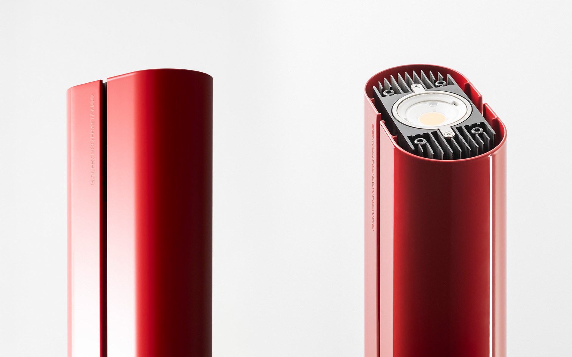 Lampada da terra cilindrica rossa a LED mostrata chiusa e aperta, con dissipatore interno e modulo LED a testa orientabile
