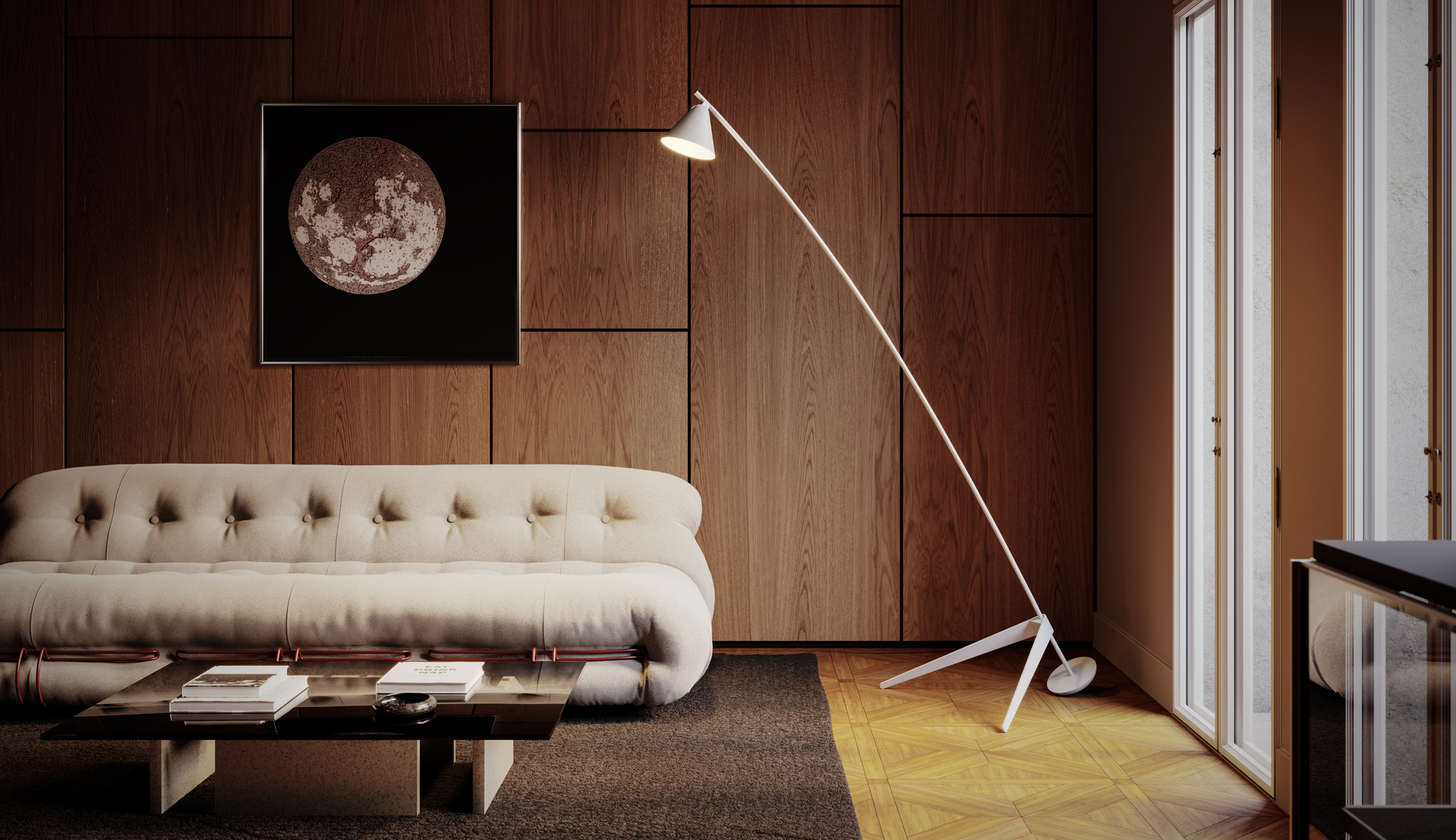 Lampada da terra ad arco bianca con paralume conico su base a treppiede, accanto a un divano trapuntato crema, su parete in legno con opera lunare.