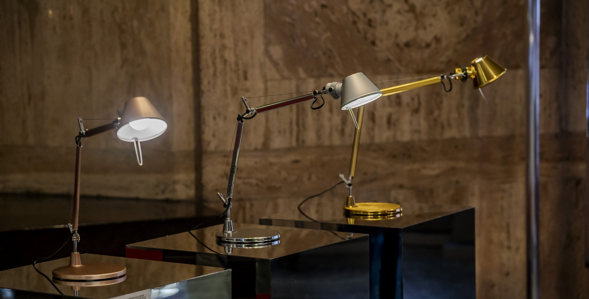 Immagine di tre Tolomeo Micro Tavolo esposte alla mostra.
