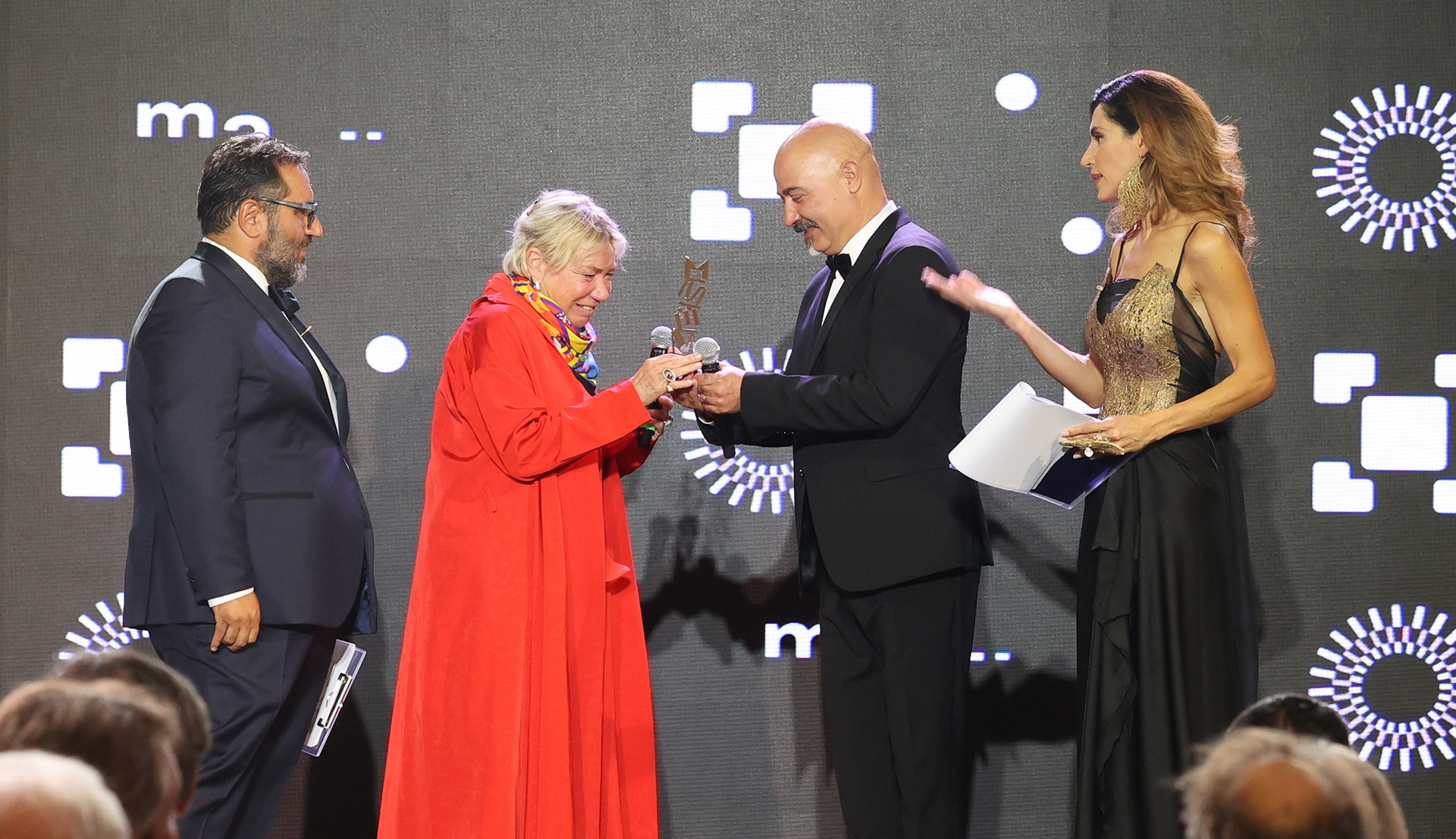 Carlotta de Bevilacqua mentre riceve il premio MANIBUS