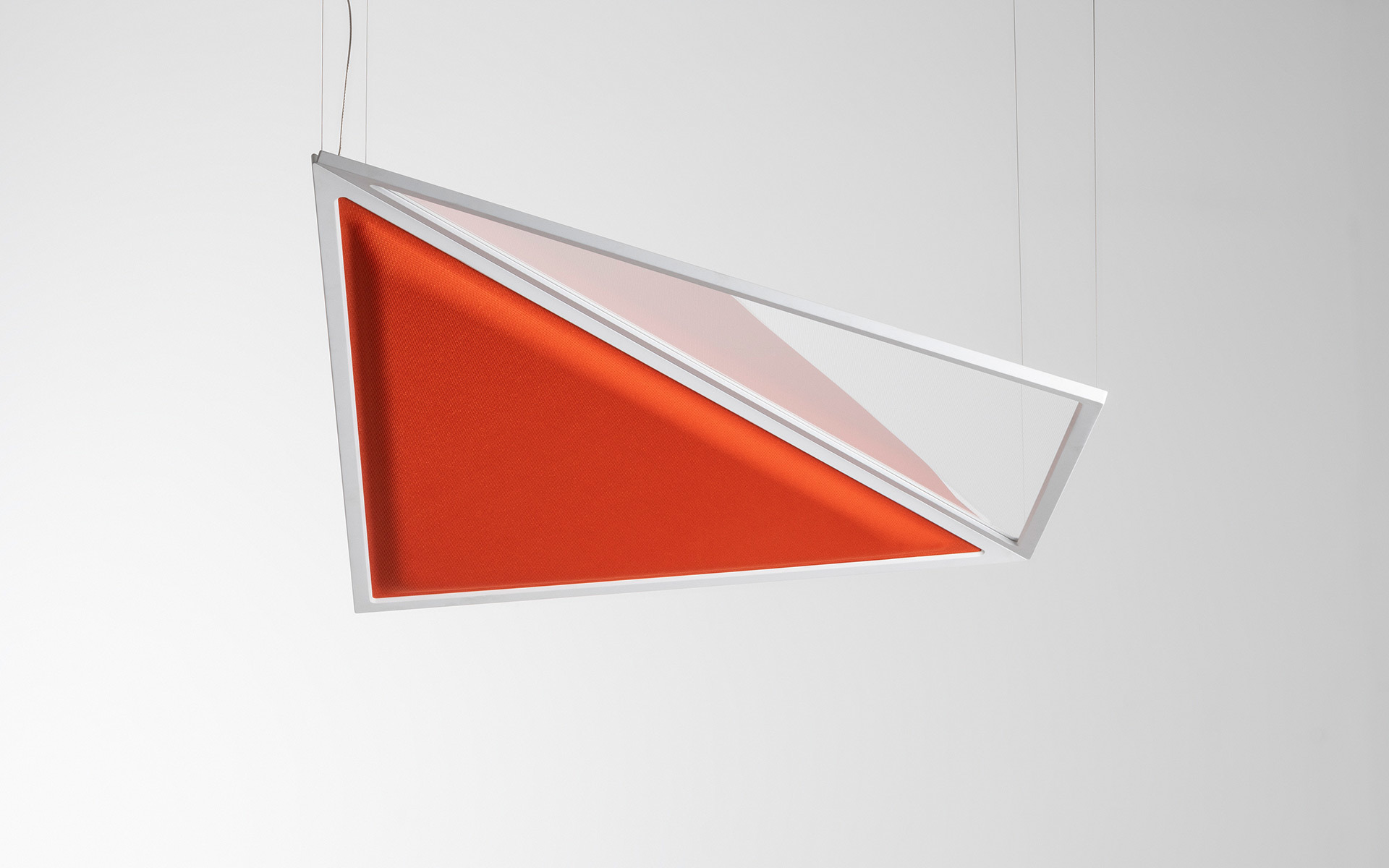 Lampada a sospensione triangolare Artemide con struttura in metallo bianco e pannello acustico arancione-rosso, sospesa da sottili cavi