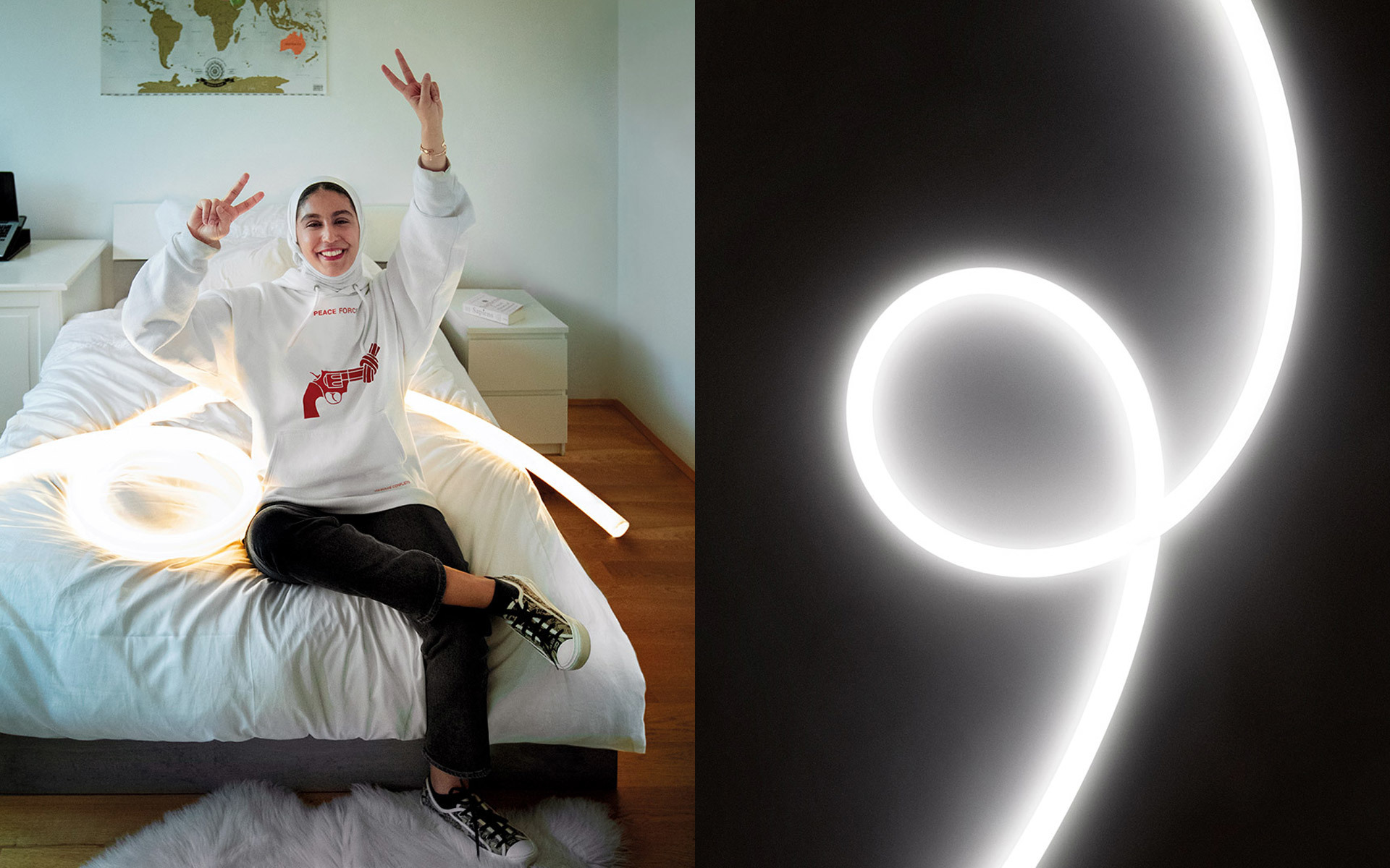 Persona seduta su un letto con una lampada da terra LED circolare luminosa accanto; primo piano della forma ad anello luminoso su sfondo scuro.
