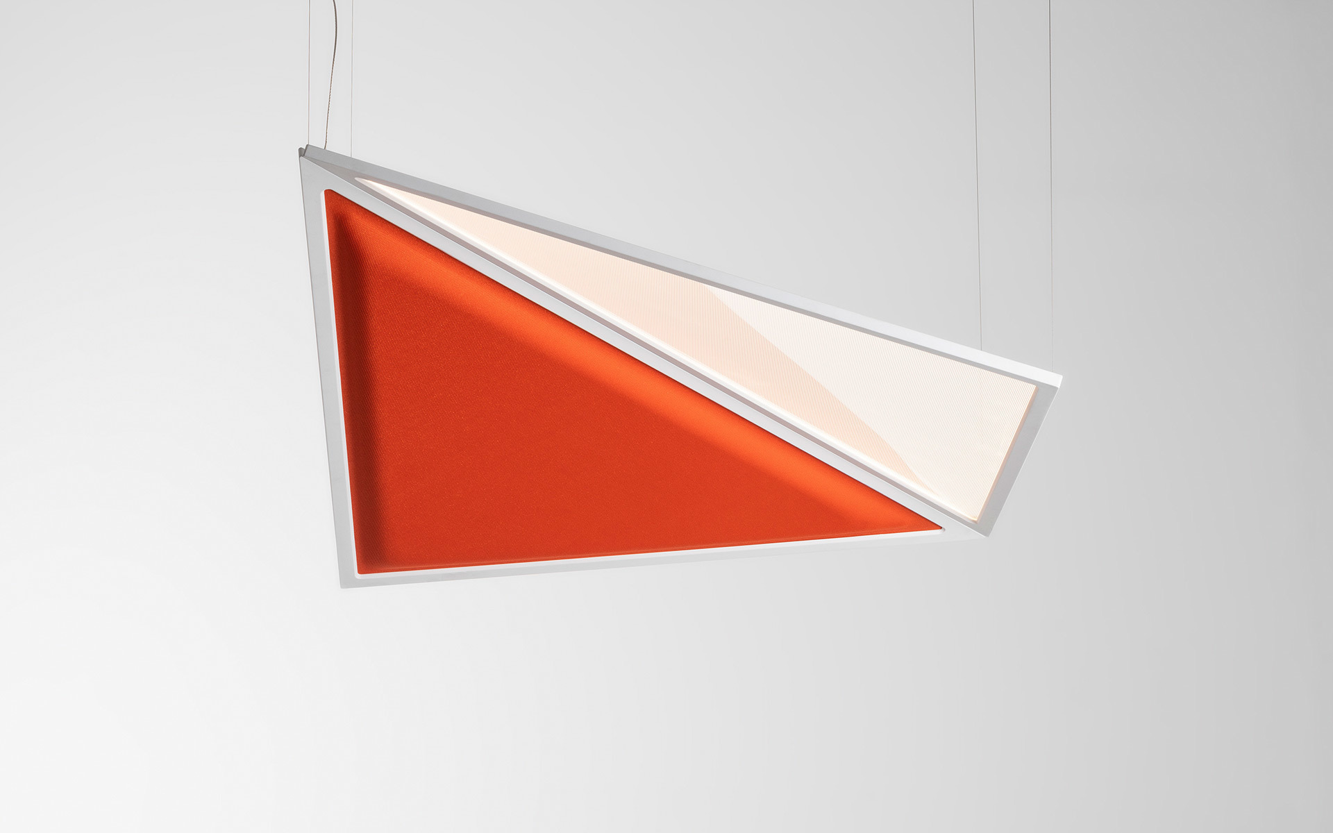 Lampada a sospensione Artemide con cornice triangolare bianca, pannello acustico arancione e diffusore traslucido illuminato, sospesa da cavi