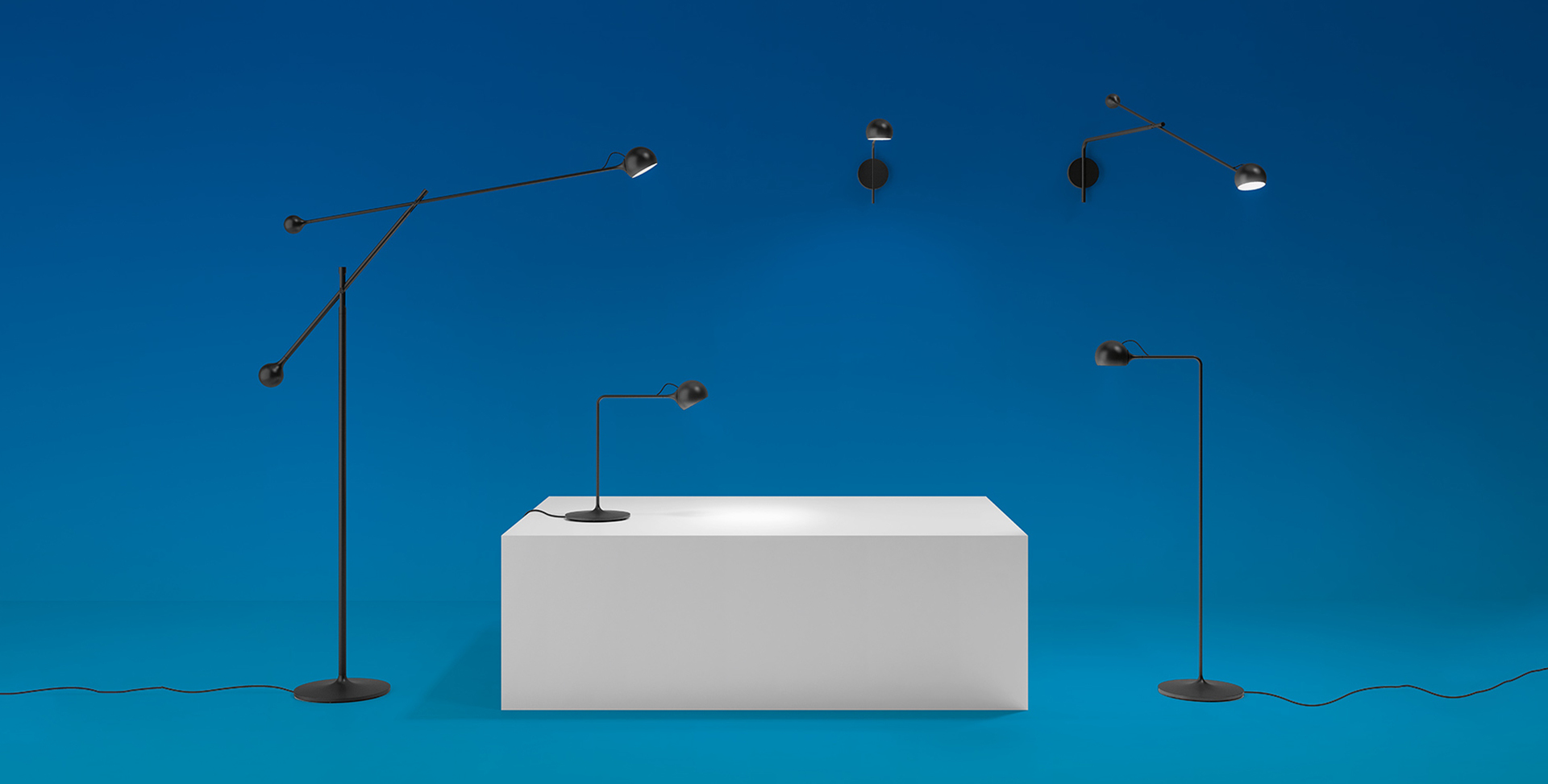 Collezione di lampade da terra e da tavolo scure con bracci articolati e teste sferiche su sfondo blu.
