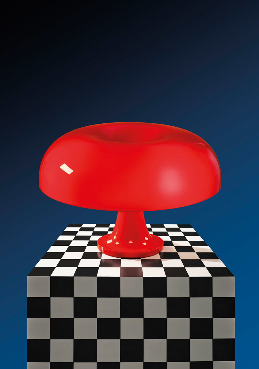 Lampada da tavolo Artemide Nessino in rosso, con iconico paralume a fungo, esposta su un piedistallo a scacchi bianco e nero
