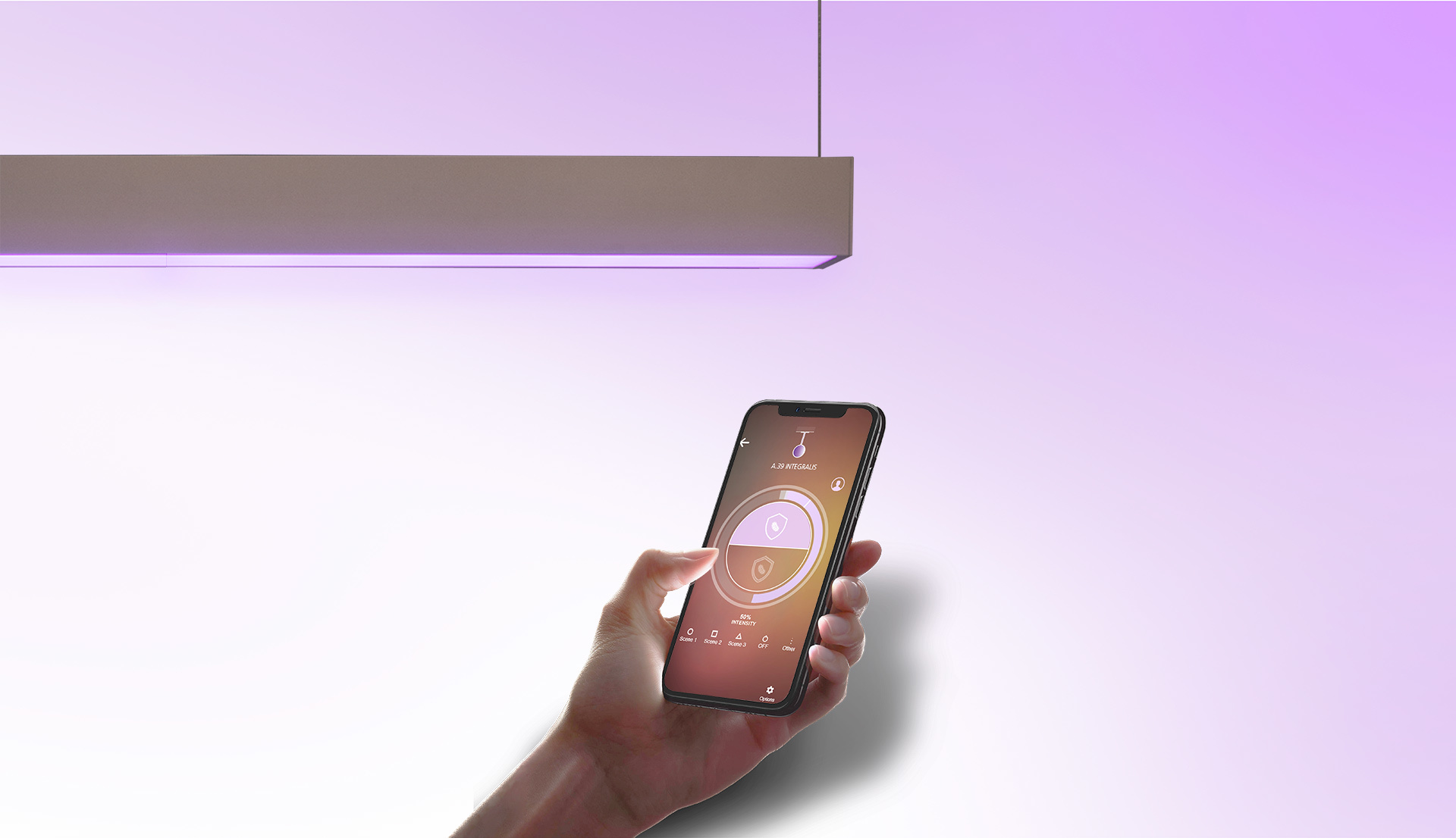 Mano che tiene uno smartphone con l'app Artemide per controllare una lampada LED lineare a sospensione che emette luce ambientale viola calda.