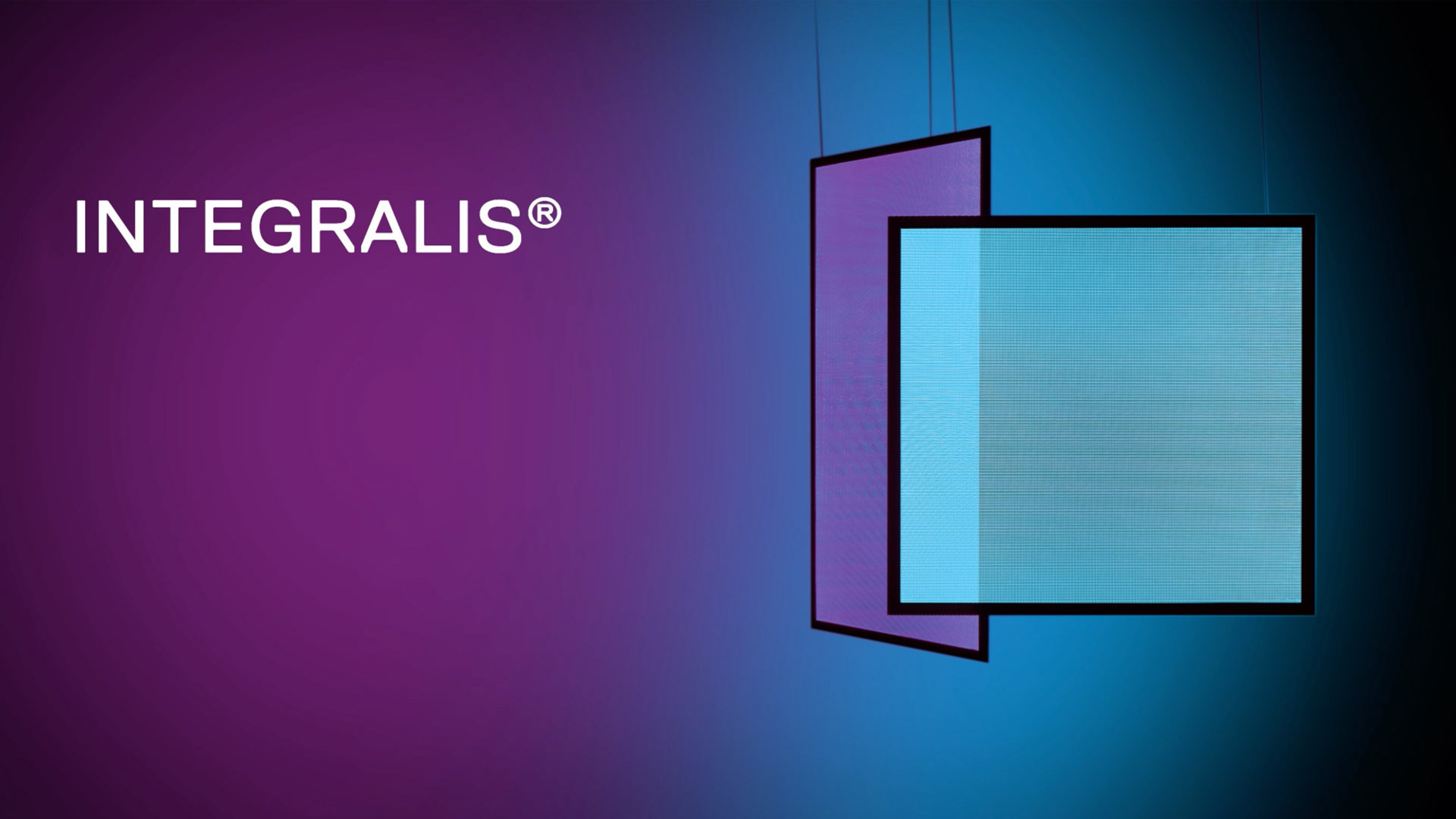 Lampada a sospensione Artemide Integralis: pannello quadrato luminoso in luce blu, sospeso da sottili cavi su sfondo sfumato viola-blu