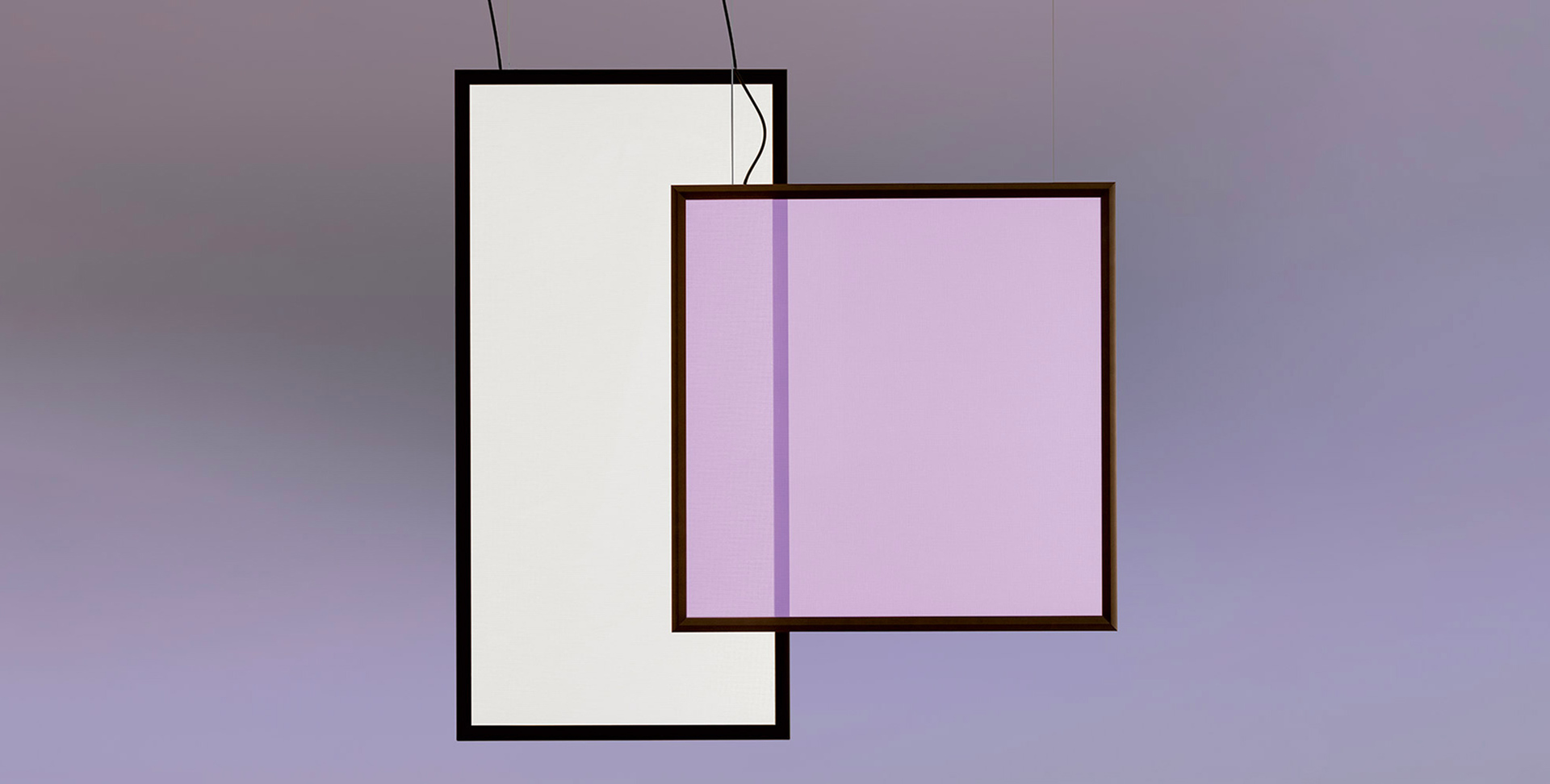 Due lampade a sospensione rettangolari sovrapposte: pannello bianco a sinistra, pannello lavanda-rosa con cornice scura a destra, sospese da cavi neri