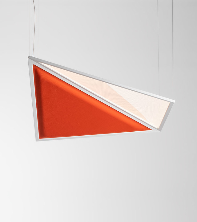 Lampada a sospensione triangolare con struttura in metallo bianco, pannello diffusore luminoso e pannello acustico arancione, sospesa da cavi.
