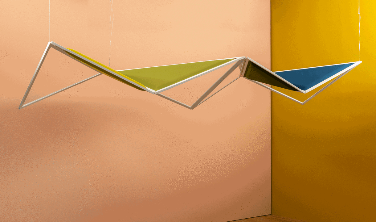 Lampada a sospensione geometrica con struttura in metallo bianco a forma di triangoli angolari, con pannelli colorati verde oliva e blu, appesa al soffitto
