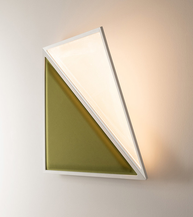 Lampada da parete con design geometrico triangolare, cornice bianca, pannello verde oliva e retroilluminazione LED calda che crea un bagliore morbido