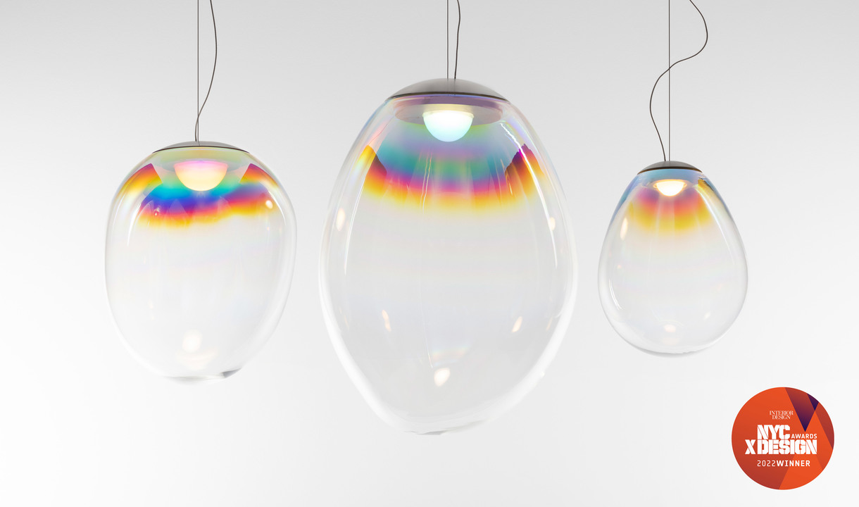 Tre lampade a sospensione Artemide in vetro iridescente a forma di uovo, con riflessi di luce arcobaleno, NYC X Design 2022 Winner