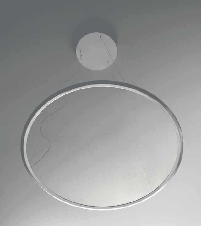 Lampada a sospensione LED circolare Artemide in bianco, grande diffusore ad anello sospeso dal soffitto con sottili cavi