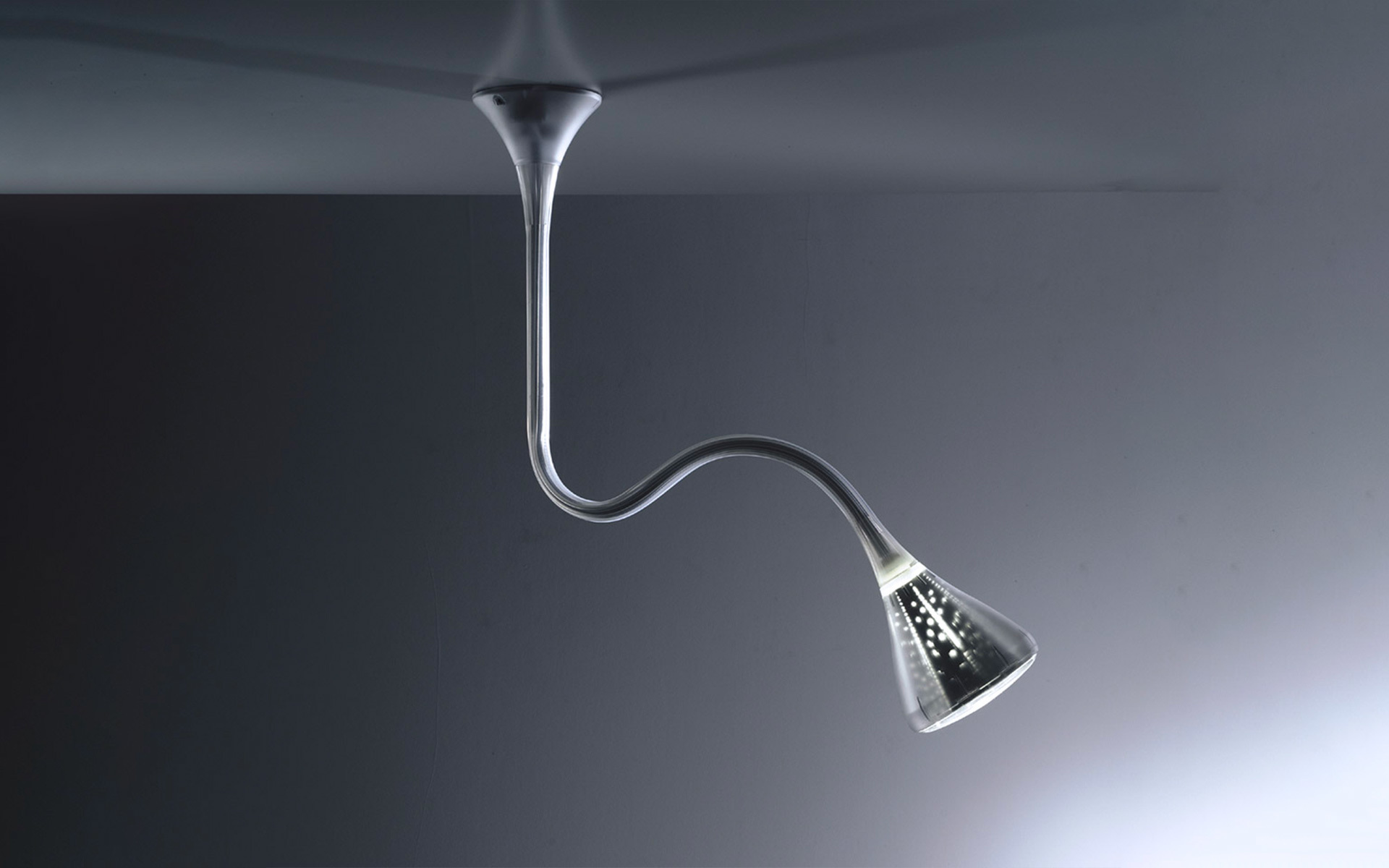 Lampada da soffitto Artemide con braccio flessibile a collo di cigno cromato, paralume conico in metallo perforato con luce LED, montata a soffitto