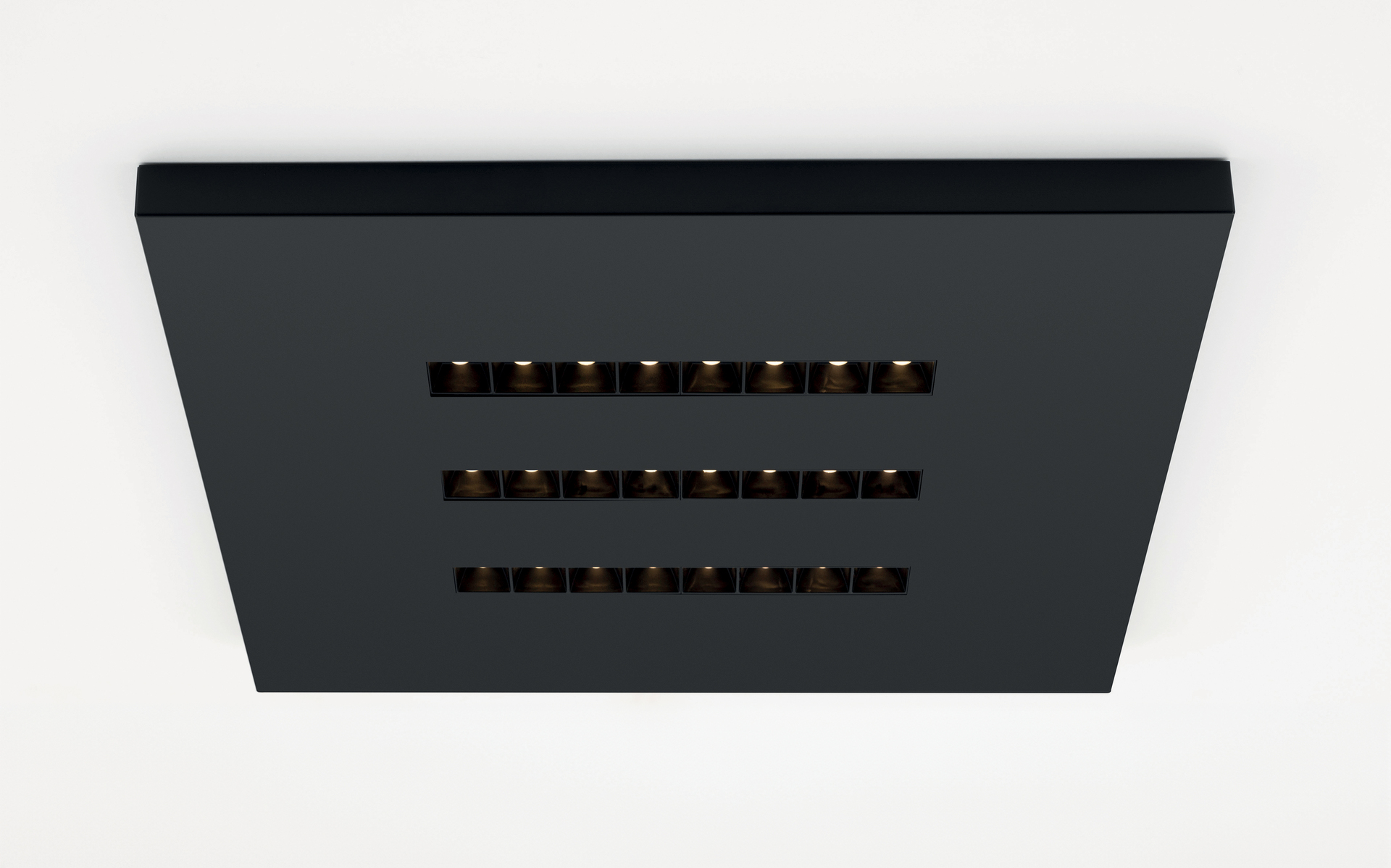 Plafoniera quadrata nera con tre file di sette moduli LED incassati, per un'illuminazione uniforme e priva di abbagliamento