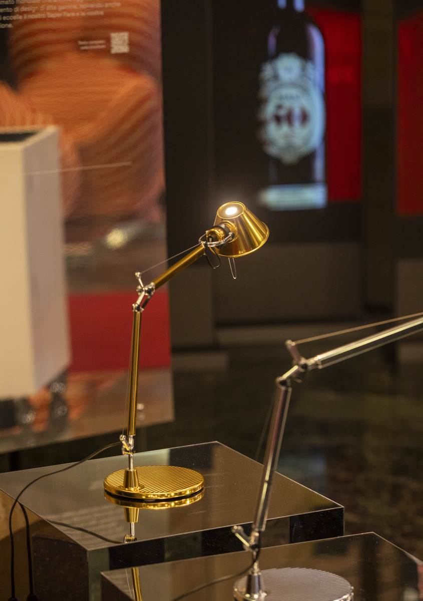 Immagine di Tolomeo Micro Tavolo esposta alla mostra.