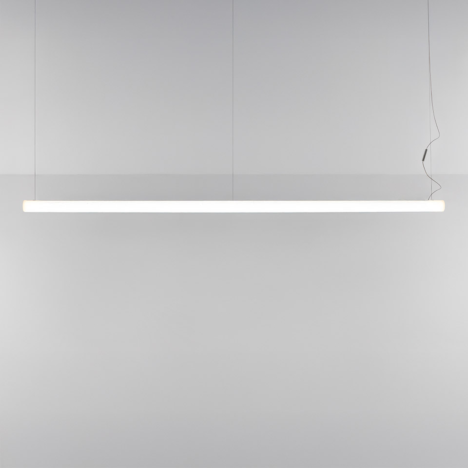 Lampada a sospensione Artemide Alphabet of Light Linear: elegante barra LED bianca sospesa da sottili cavi, con luce diffusa uniforme