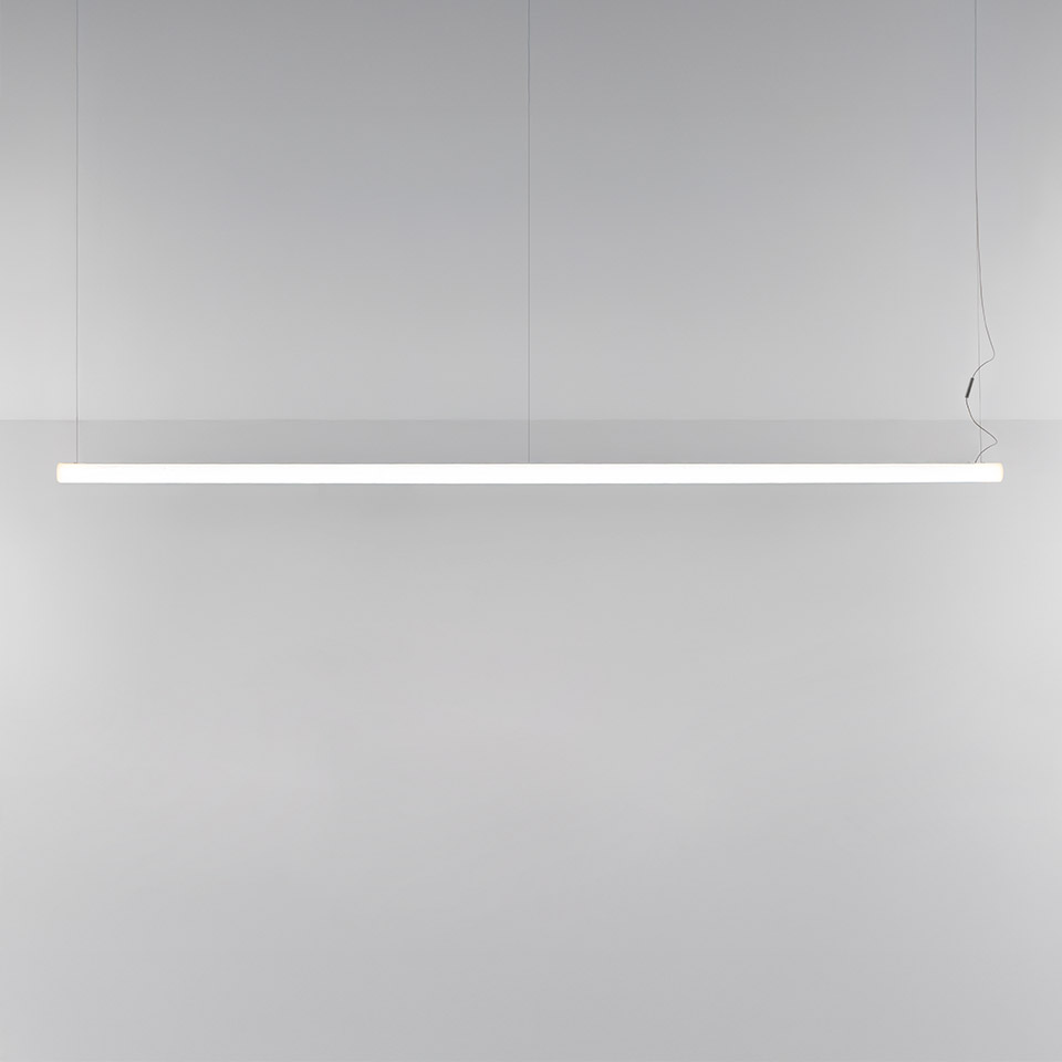 Lampada a sospensione Artemide Alphabet of Light Linear: sottile barra LED orizzontale bianca sospesa da cavi sottili, con luce diffusa uniforme