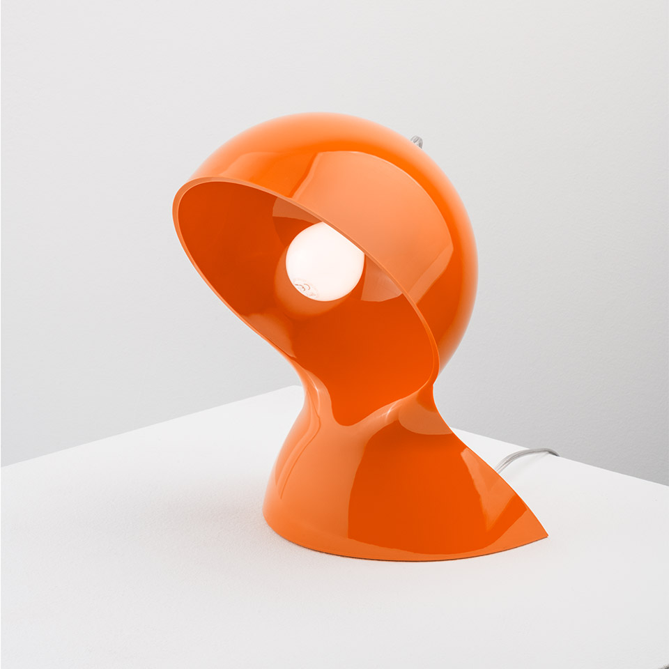 Lampada da tavolo Artemide Dalù arancione lucido, con paralume sferico rotante su base sagomata che espone la lampadina