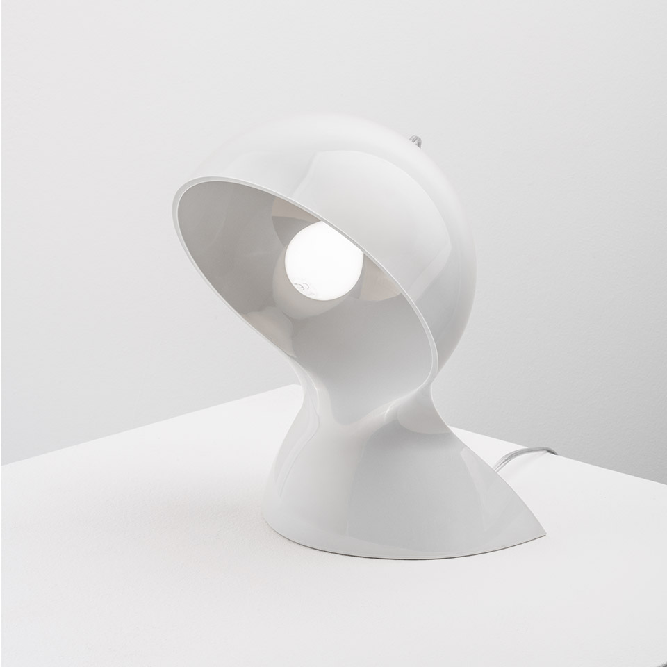 Lampada da tavolo Artemide Dalù bianca, con paralume sferico orientabile su base conica e bulbo a vista rivolto in avanti