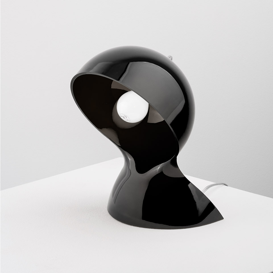 Lampada da tavolo Artemide Dalù in nero lucido, con paralume sferico scultoreo e apertura frontale che rivela la lampadina