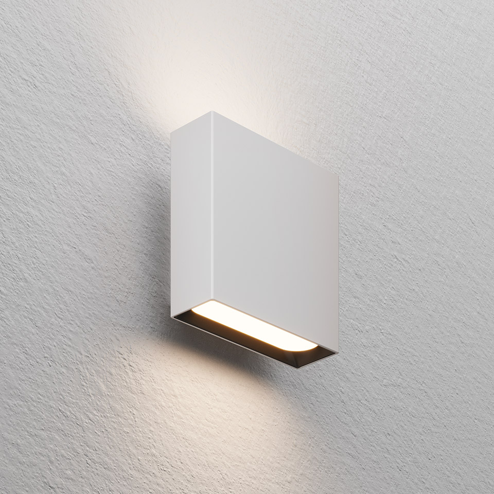 Applique da parete Artemide Agathe bianca che emette luce calda verso l'alto e il basso attraverso una fessura LED orizzontale su parete testurizzata