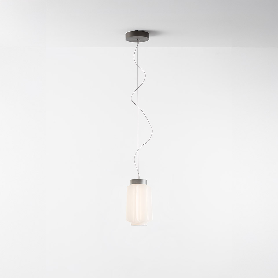 Lampada a sospensione Artemide Auralia con diffusore cilindrico in vetro opalino, calotta in metallo grigio e cavo ondulato