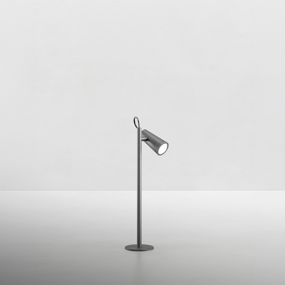 Lampada da terra Artemide Conus grigia, fusto sottile con base rotonda, testa orientabile cilindrica LED e dettaglio ad anello in cima
